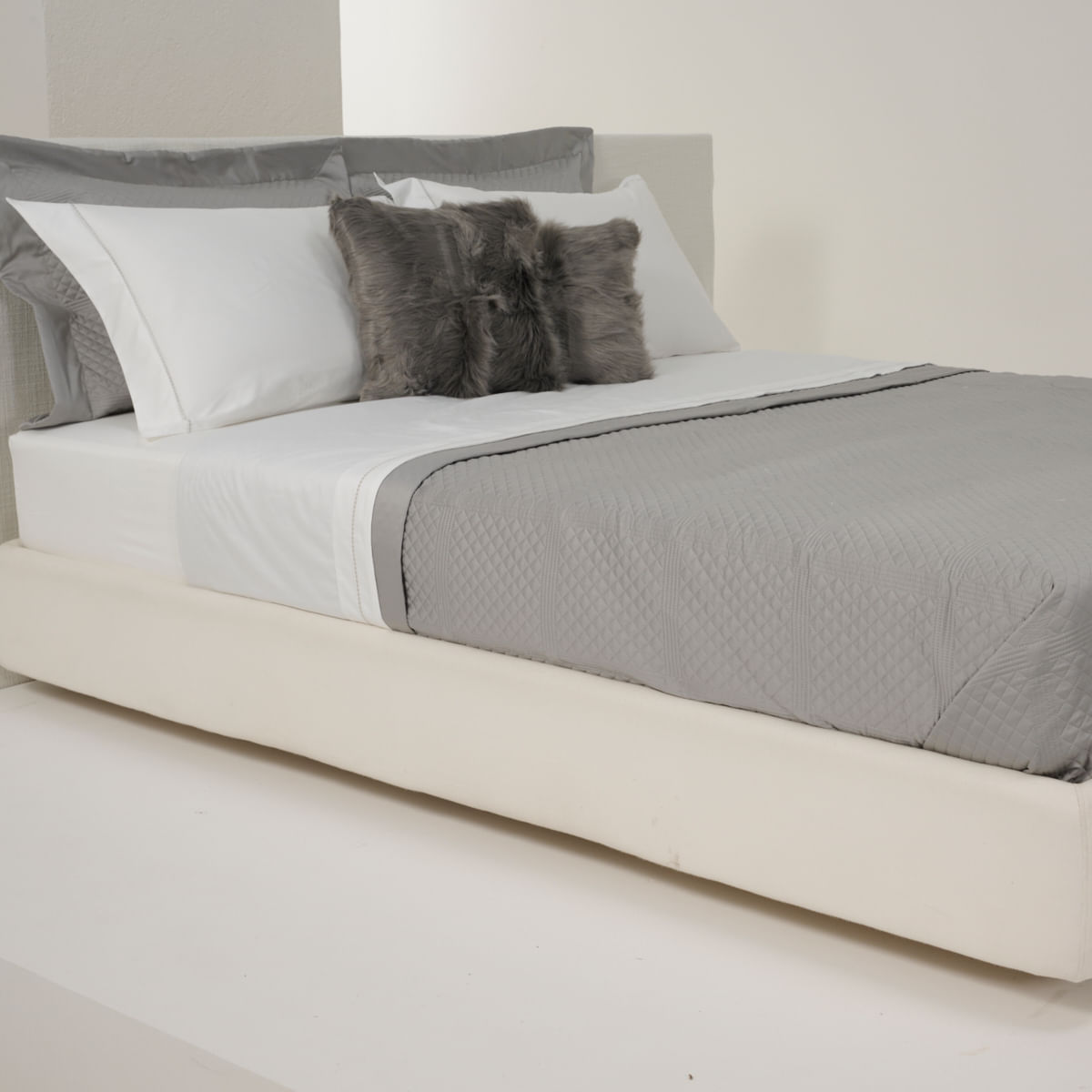 01 05 0167 Colcha Capri Com Porta Travesseiro 300 Fios  Cinza 002